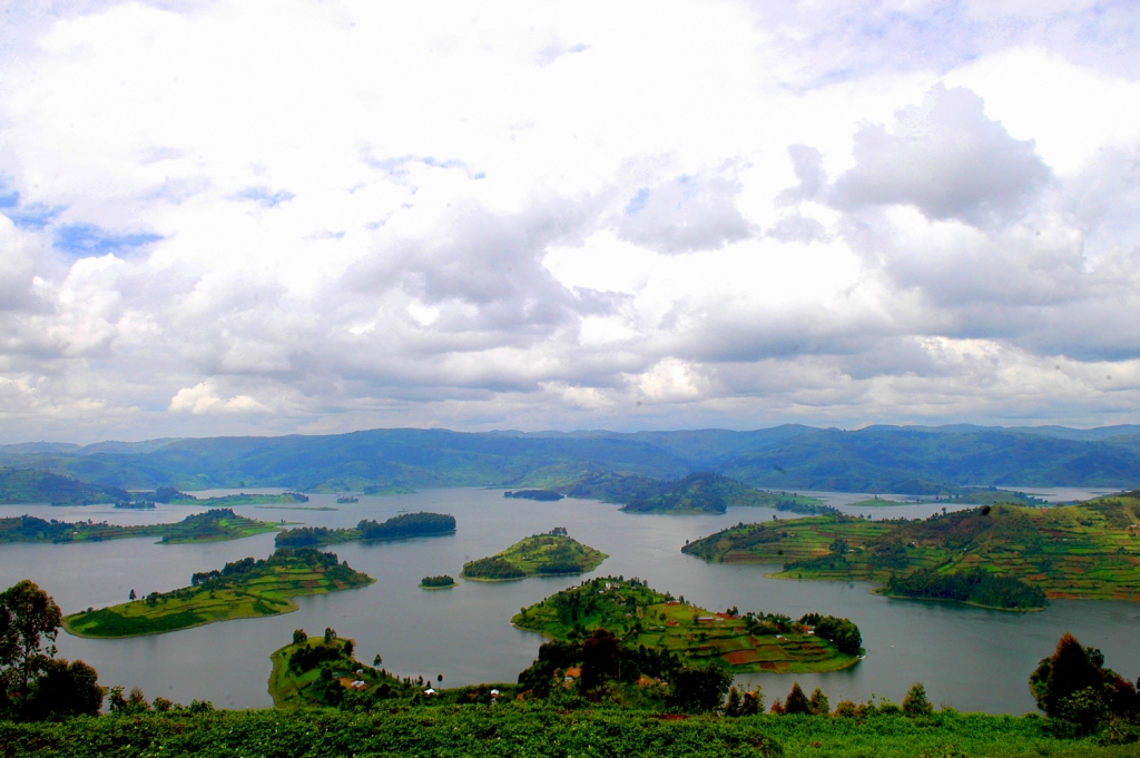 4-Day Gorilla Trekking & Lake Bunyonyi Safari